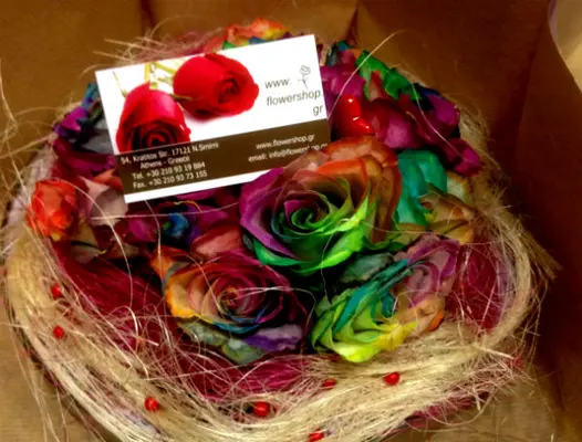 Arrangement in glass with "Rainbow" Roses