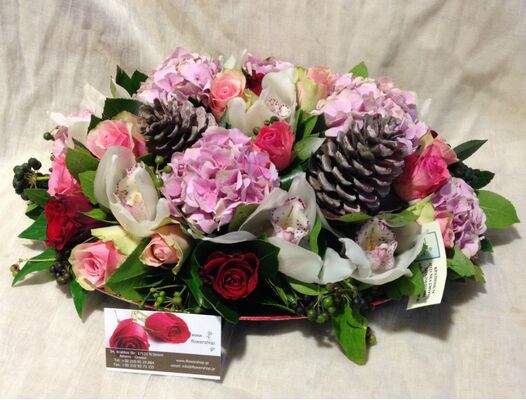 Ανθοπωλείο.Ορχιδέες και τριαντάφυλλα σε μεταλικό δίσκο!!!