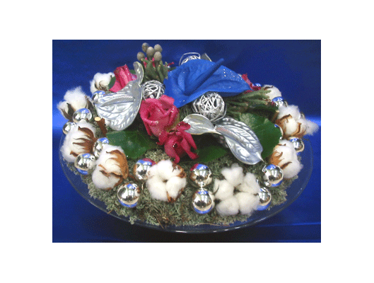 Christmas arrangement on tray with "cotton"