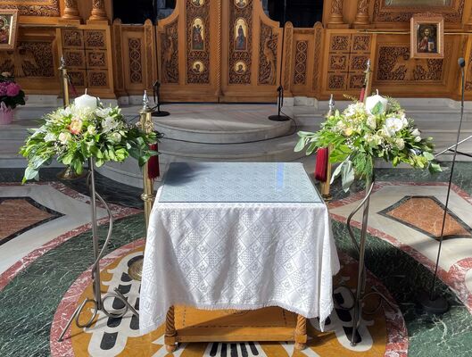 Γάμος. Στολισμός Εκκλησίας Με "Μοβ Ορτανσίες" & Λουλούδια Εποχής. Καλοκαιρινό Θέμα.