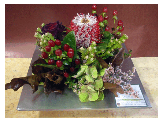 Flower arrangement in small zink tray with safari !!!
