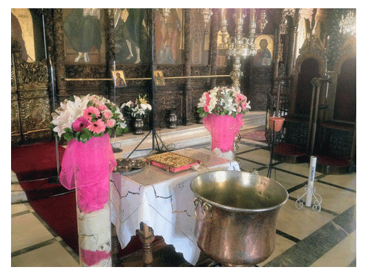 Διακόσμηση εκκλησίας με δίδυμες συνθέσεις από λουλούδια