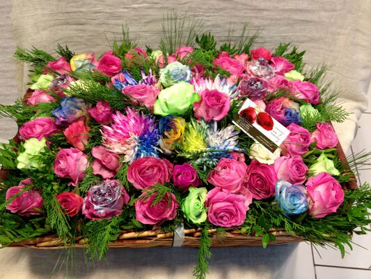Garden with rainbow roses.Big basket 0,65m.x0,50m. full of flowers!!!