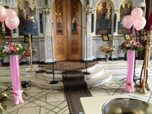 Διακόσμηση εκκλησίας με δίδυμες συνθέσεις από λουλούδια