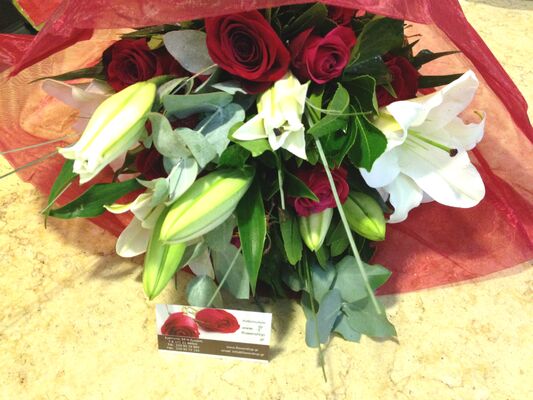 Λευκά & κόκκινα λουλούδια μπουκέτο.