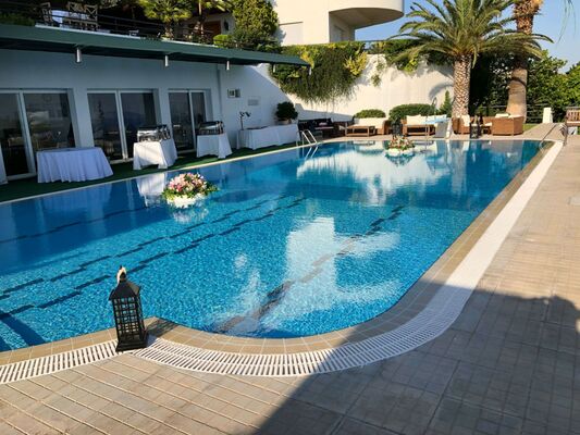 Πισίνα & Τραπέζια Δεξίωσης.Διακόσμηση Καλοκαιρινού Γάμου.