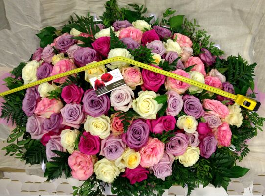 Ecuador roses.Big basket 0,65m.x0,50m. full of flowers!!!