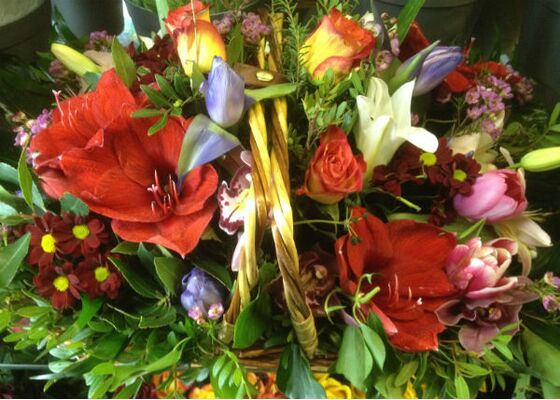Ανθοπωλείο.Ανοιξιάτικη  Σύνθεση ανθέων με πολύχρωμα  λουλούδια σε καλάθι !!!
