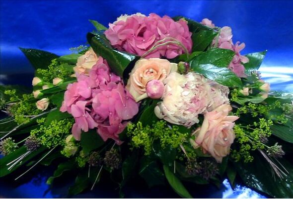 Σύνθεση με λουλούδια σε ροζ χρώματα
