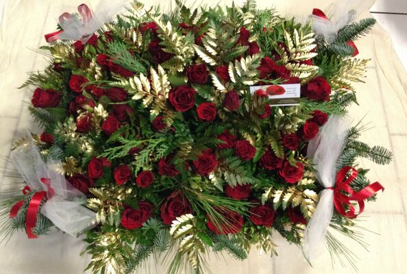 Κόκκινα τριαντάφυλλα (85)τεμ. σε καλάθι  με Χριστουγεννιάτικο άρωμα!!!