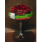 Γυάλινο ποτήρι με κόκκινα τριαντάφυλλα και στρώσεις διακοσμητικών χαλικιών