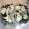 Λευκά λουλούδια & τριαντάφυλλα σε καλάθι με αξεσουάρ