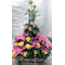 Σύνθεση σε μεγάλο καλάθι  με λουλούδια