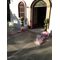 Διακόσμηση εκκλησίας με δίδυμες συνθέσεις από λουλούδια σε "Μπάλες" + Φανάρια