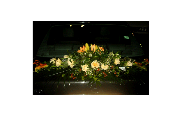 Γαμήλιο αυτοκίνητο με λουλούδια