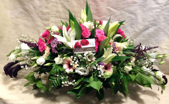 Arrangement in glass vase with colored gel.Arrow line.Exclusive.