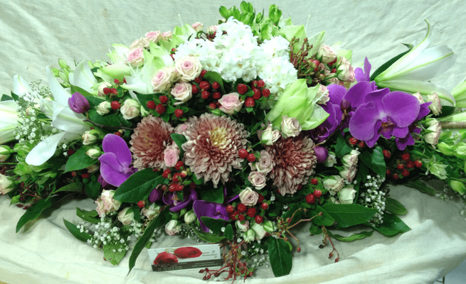 Συλλυπητήρια σύνθεση με συνδιασμό τροπικών και εποχιακών ανθέων