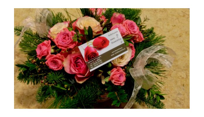 Ανοιξιάτικη σύνθεση με ροζ λουλούδια σε μικρό καλάθι